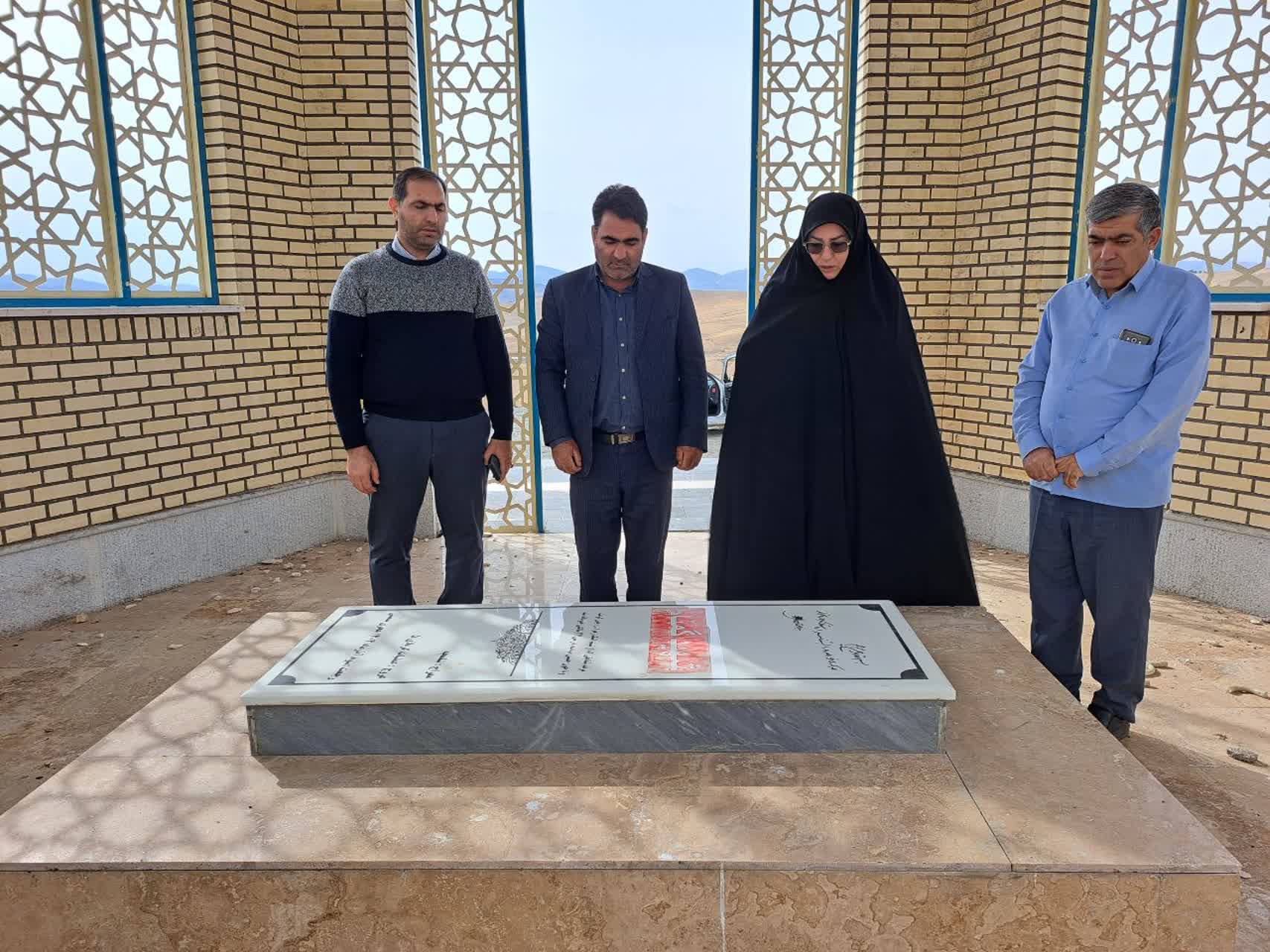 حضور فرماندار پلدشت در مزار شهید گمنام شهر نازک