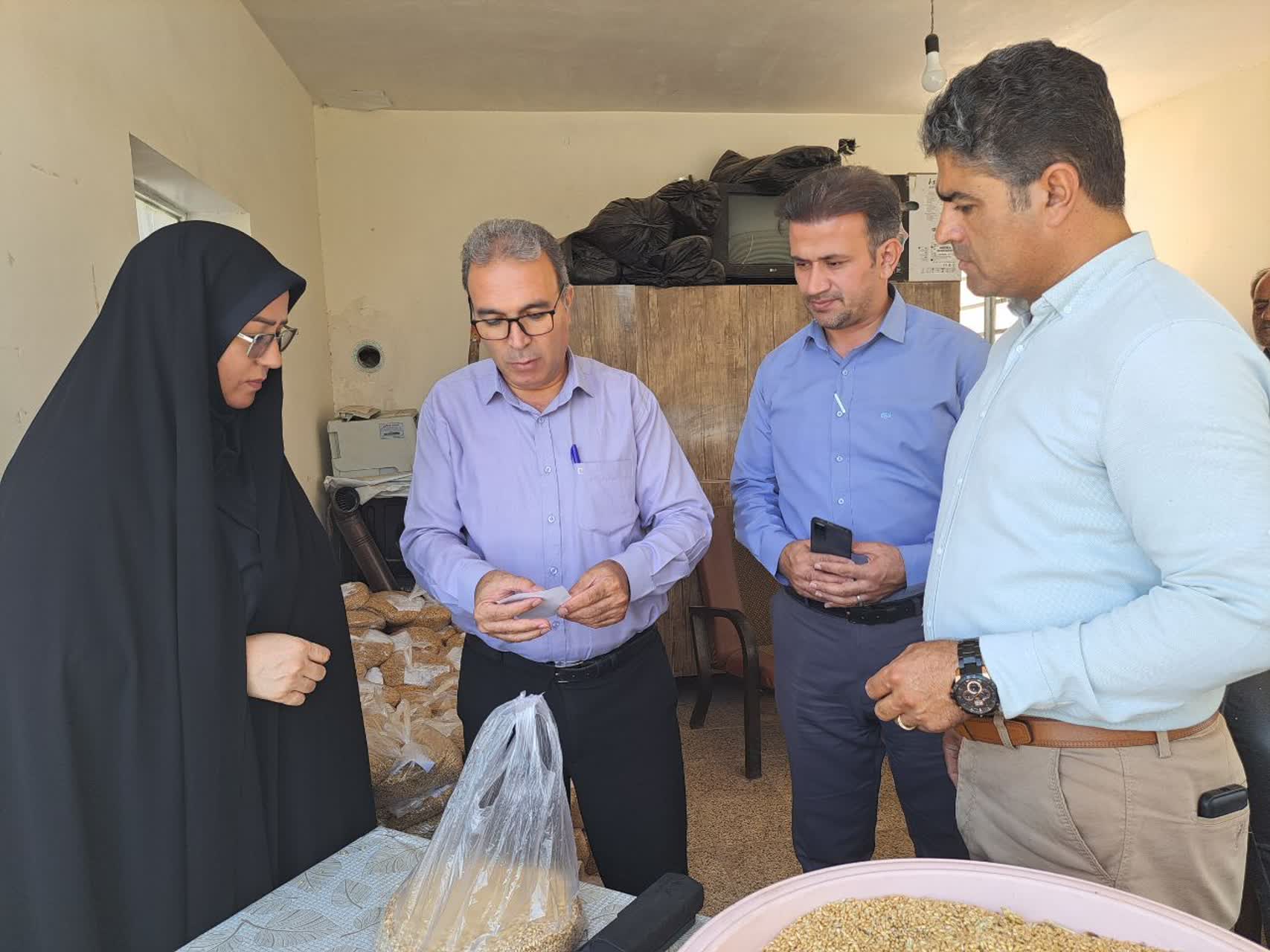 بازدید فرماندار از مرکز خرید گندم شرکت تعاونی روستایی ایثارگران آراز 2 در روستای شهرک ارس