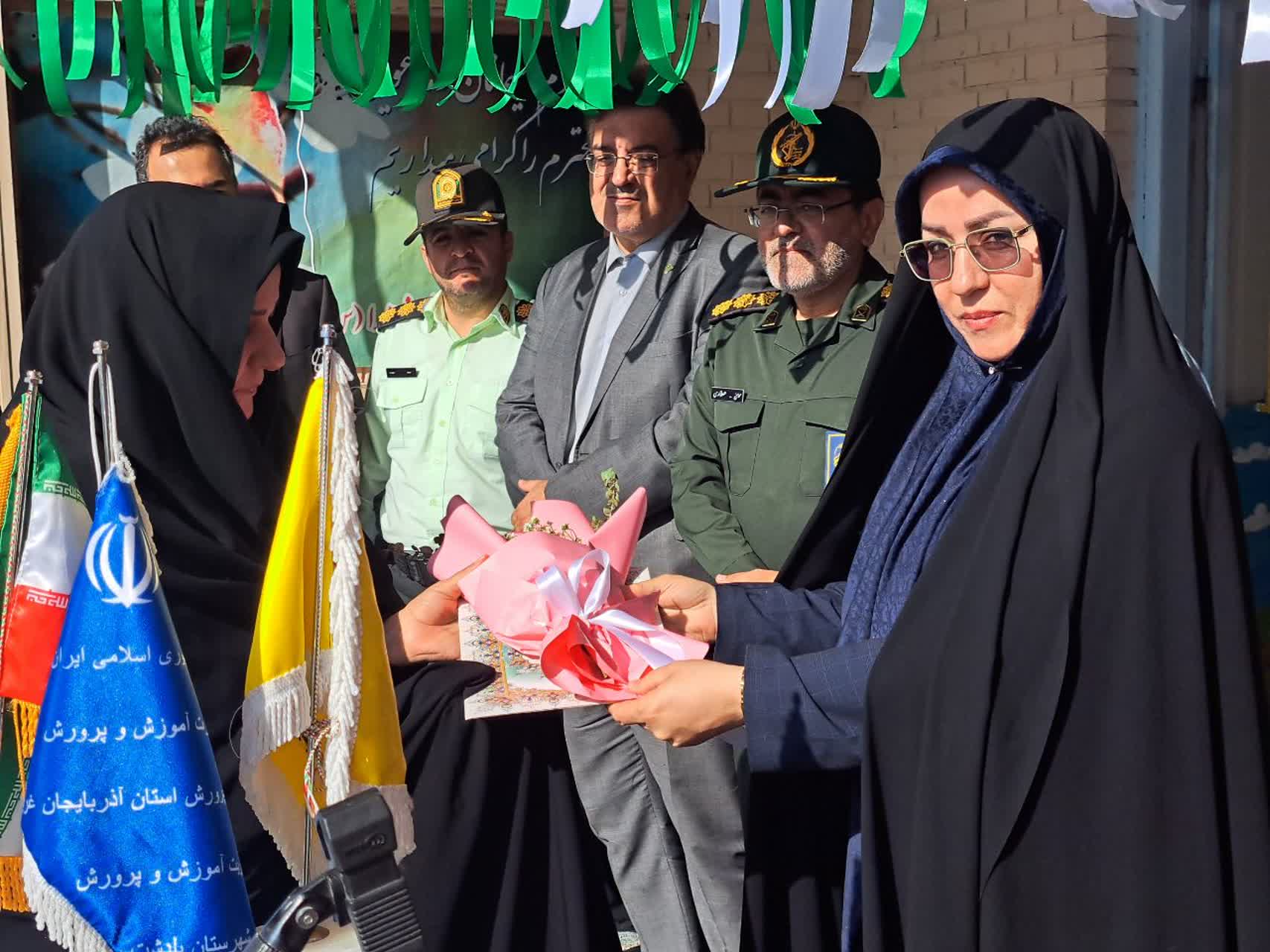 نواختن زنگ مهر و مقاومت در مدارس پلدشت؛ پیوند شکوه دانش و عظمت دفاع مقدس