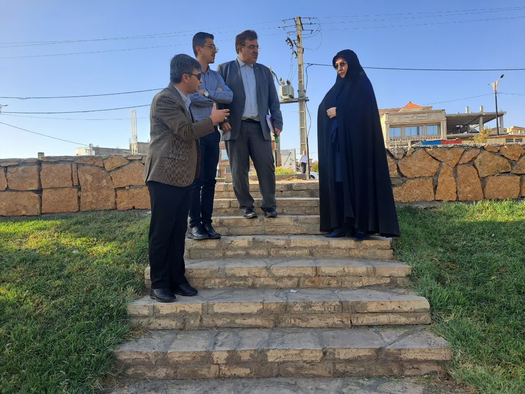 بازدید فرماندار پلدشت و معاونت عمرانی سازمان منطقه آزاد ماکو از بوستان شهریار؛ بررسی امکان احداث آمفی‌تئاتر روباز