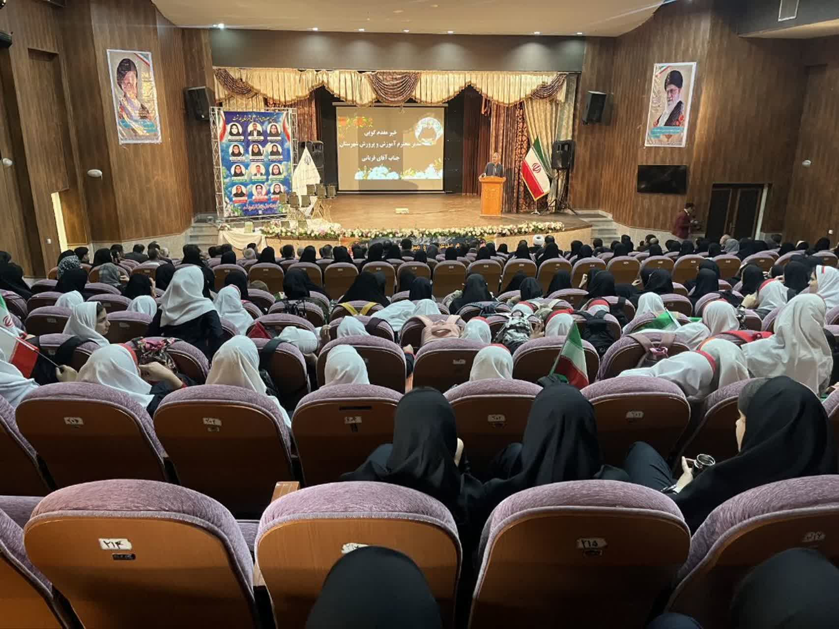 نقش معلم تنها در انتقال دانش خلاصه نمیشود، بلکه آنان معماران شخصیت و اخلاق نسل آیندهاند