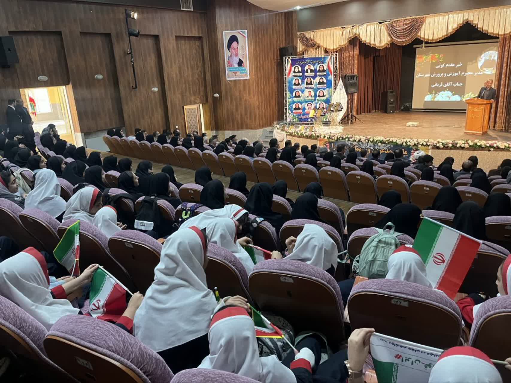 نقش معلم تنها در انتقال دانش خلاصه نمیشود، بلکه آنان معماران شخصیت و اخلاق نسل آیندهاند