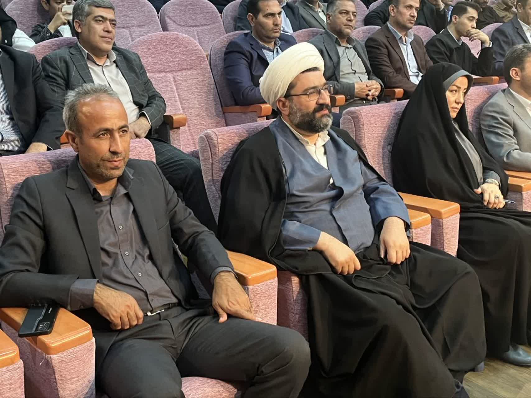 نقش معلم تنها در انتقال دانش خلاصه نمیشود، بلکه آنان معماران شخصیت و اخلاق نسل آیندهاند
