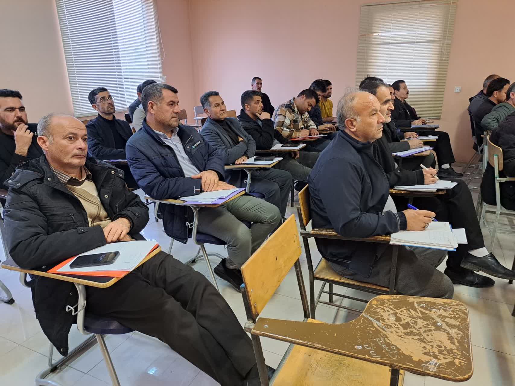 دهیاران با تسلط بر قوانین و شناسایی دقیق فرصت‌های سرمایه‌گذاری در هر روستا، می‌توانند نقش مؤثری در جذب و هدایت سرمایه‌گذاران برای مشارکت در پروژه‌های توسعۀ روستای خود ایفا نمایند