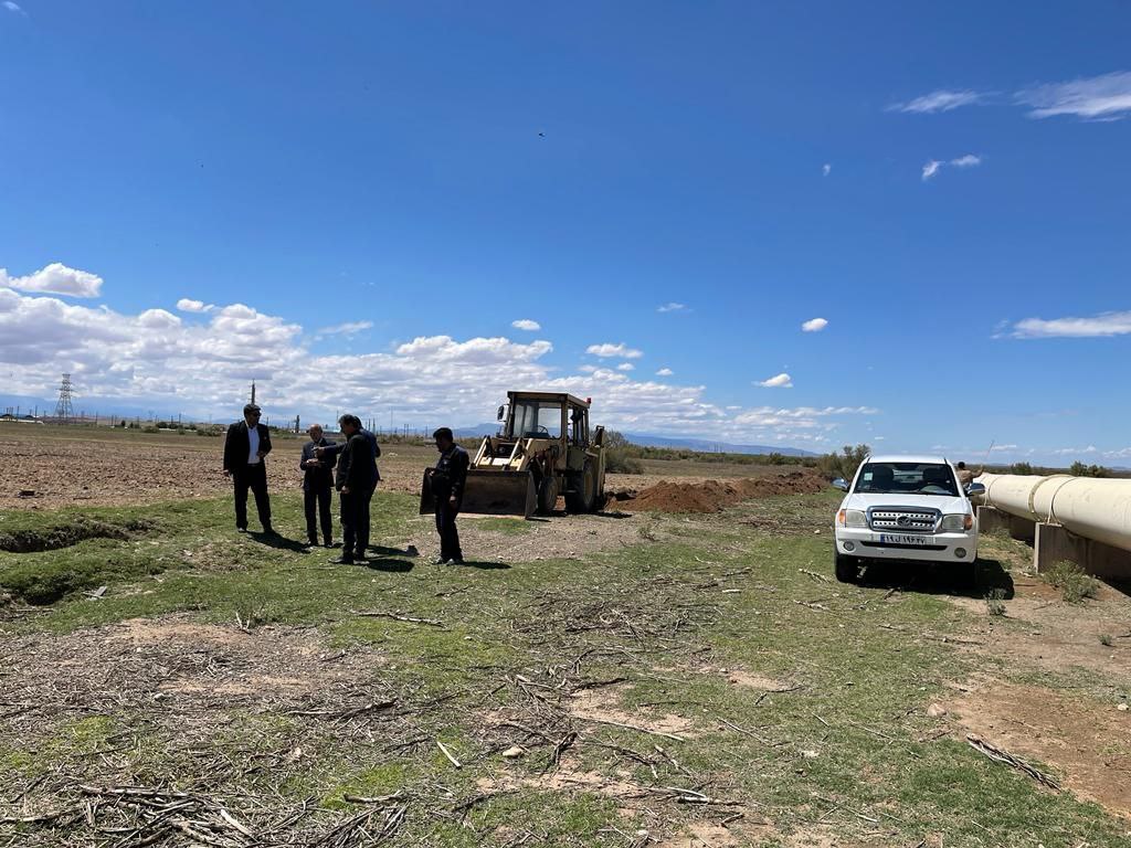 بازدید فرماندار شهرستان از روند اجرای عملیات لوله گذاری خط انتقال آب شرب روستای سایت اسکان عشایر میلاد