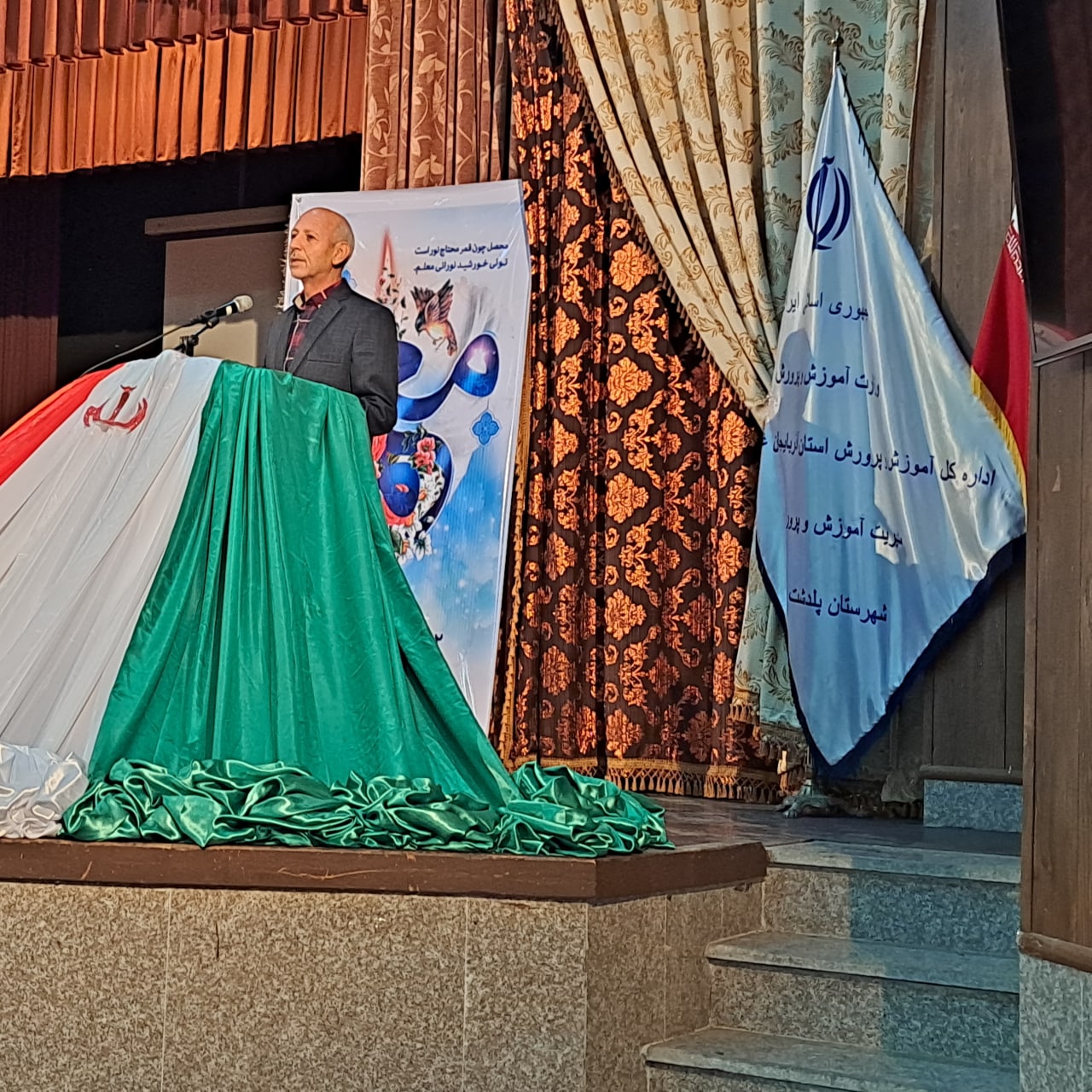 آموزش و پرورش مثل دو بال مکمل هم هستن چنانچه در یکی از این دو بال سستی اتفاق بیفتد شاهد صدمات جبران ناپذیری در آینده در سطح جامعه خواهیم شد