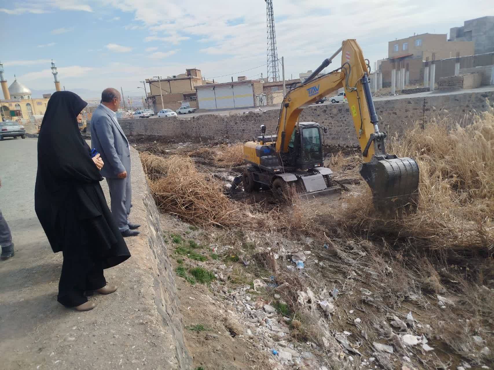بازدید فرماندار شهرستان از روند لایروبی رودخانه زنگمار در پلدشت