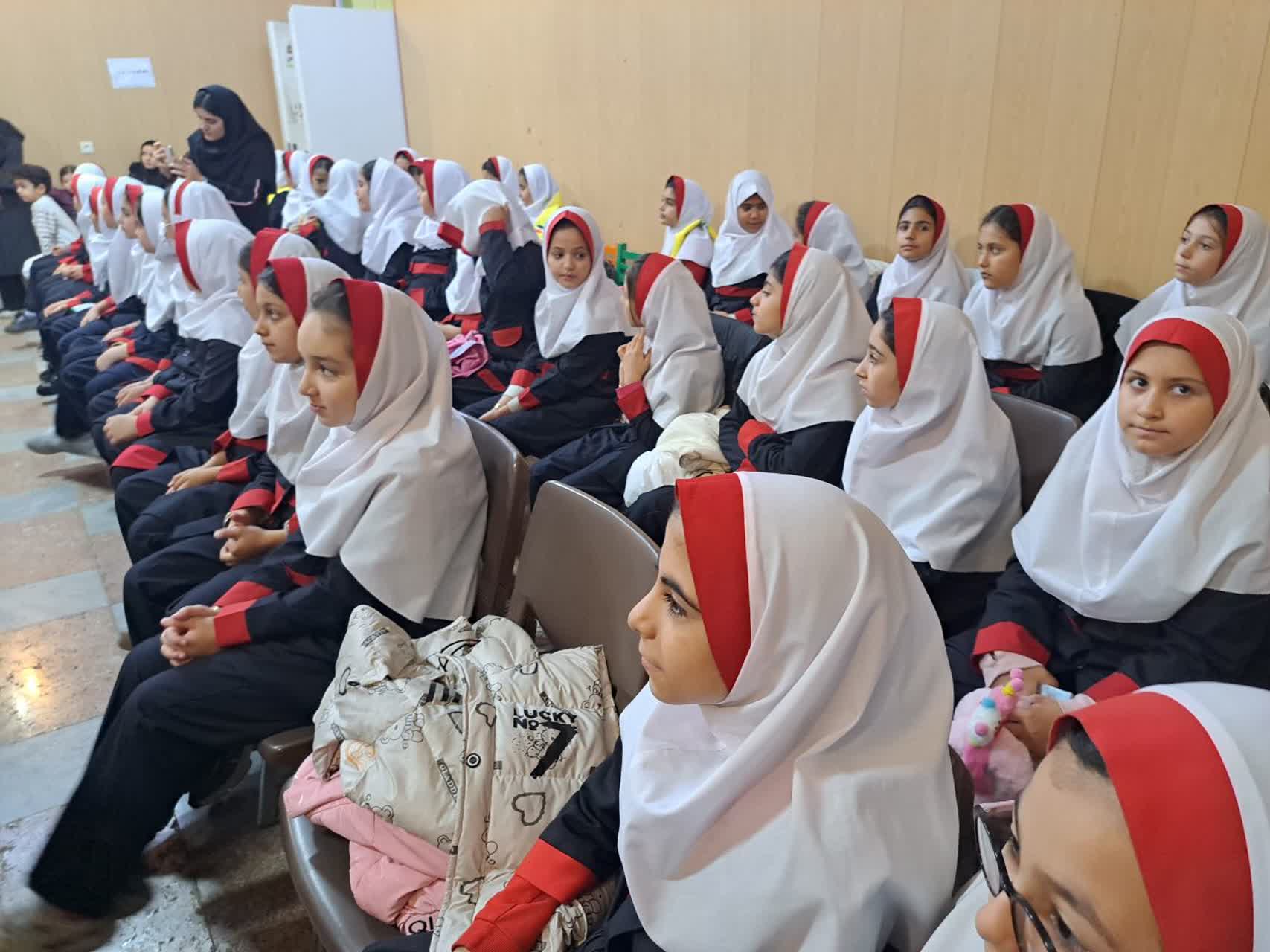 پرداختن به کتاب و قلم از شرافت و جایگاه ویژه‌ای برخوردار است و کسانی که در این مسیر گام برمی‌دارند، دارای جایگاهی ارزشمند در جامعه هستند