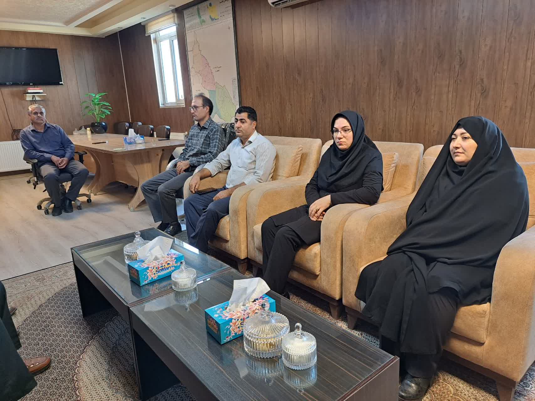 دیدار کارکنان فرمانداری پلدشت با فرماندار شهرستان