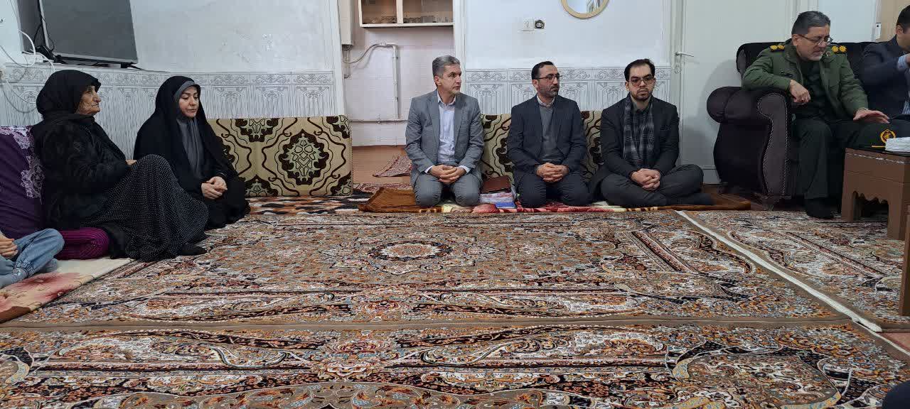 دیدار معاون امور بین الملل قوه قضائیه و فرماندار شهرستان پلدشت با مادر شهیدان والامقام قاسم زاده