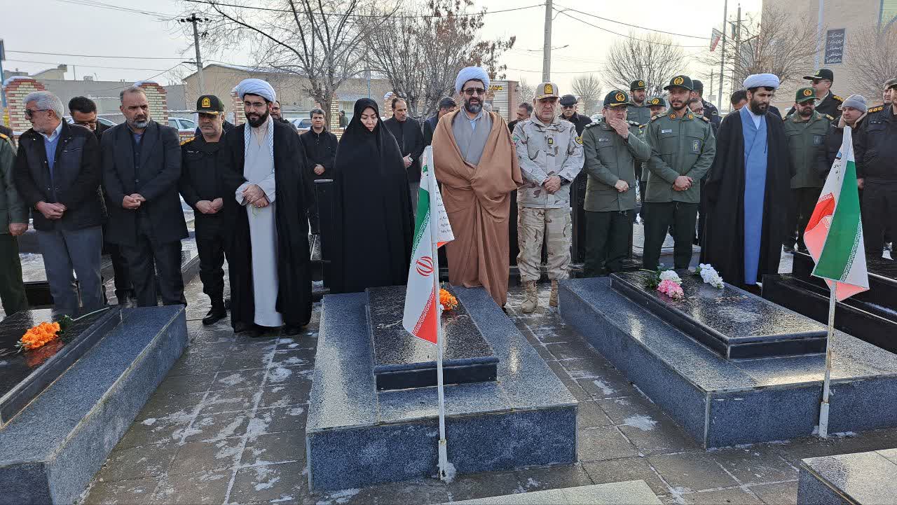 آیین غبارروبی و عطرافشانی مزار شهدای شهر پلدشت برگزار شد