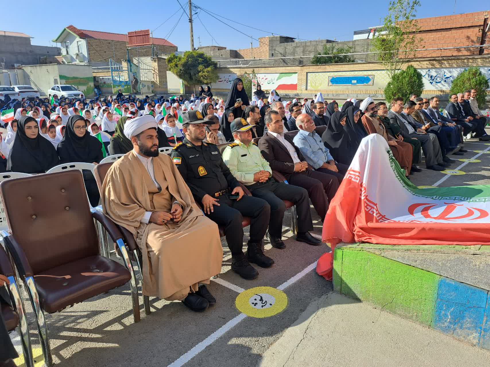 نواختن زنگ مهر و مقاومت در مدارس پلدشت؛ پیوند شکوه دانش و عظمت دفاع مقدس