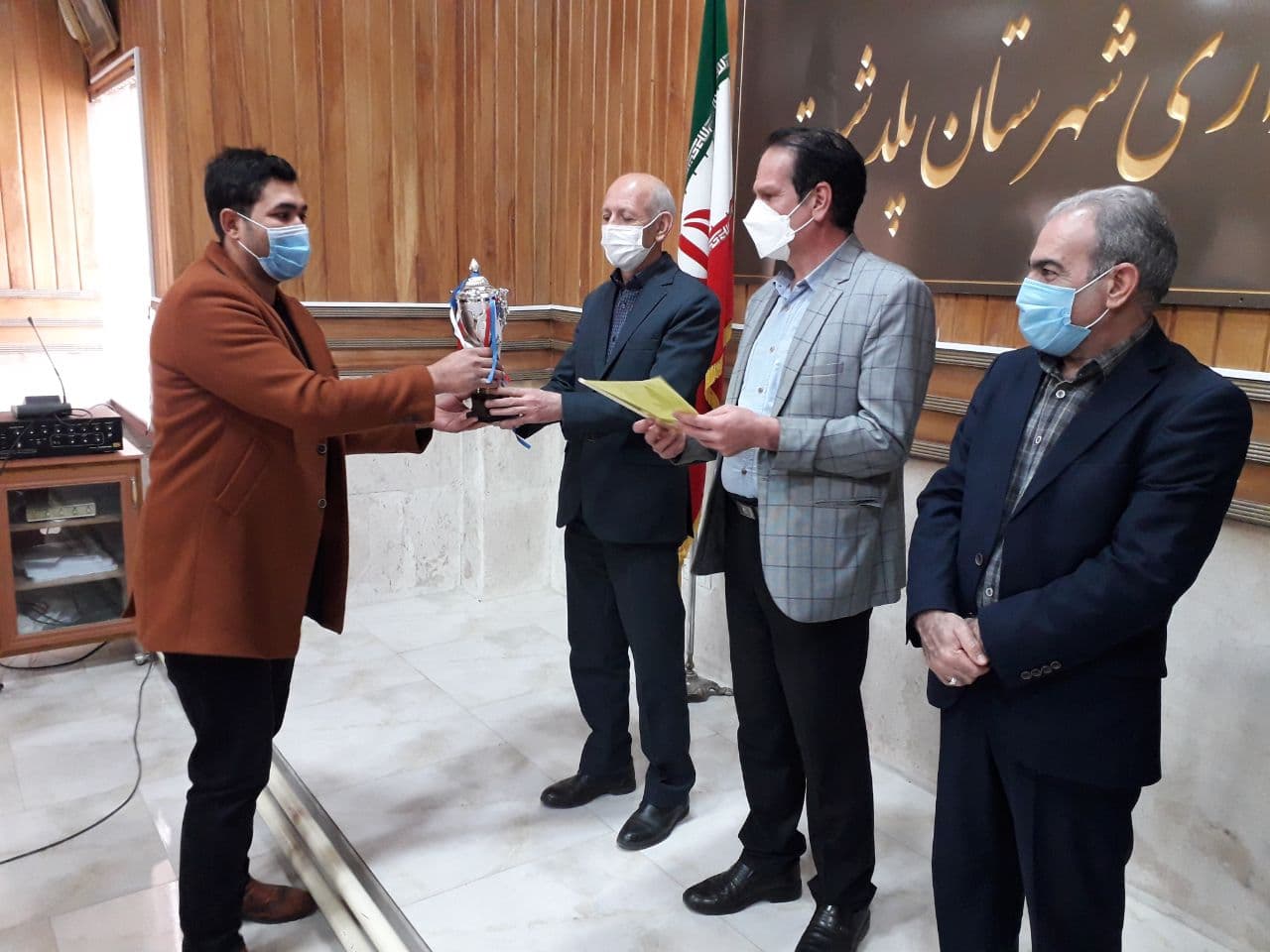 از تیمهای برتر جام دهه مبارک فجر یادواره سردار رشید اسلام حاج قاسم سلیمانی شهرستان پلدشت تجلیل به عمل ِآمد؛