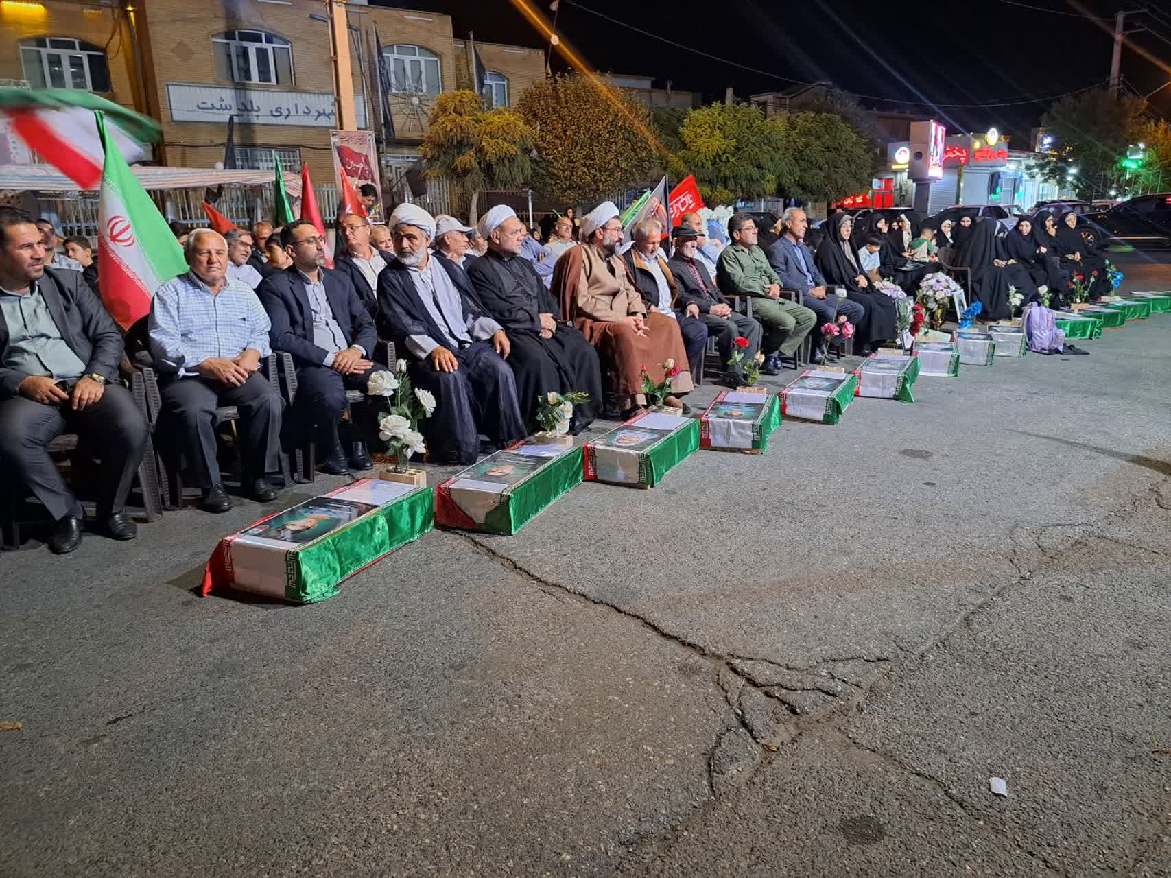 تجلیل از رزمندگان و یادگاران دفاع مقدس در تجمع شبانه مردم پلدشت