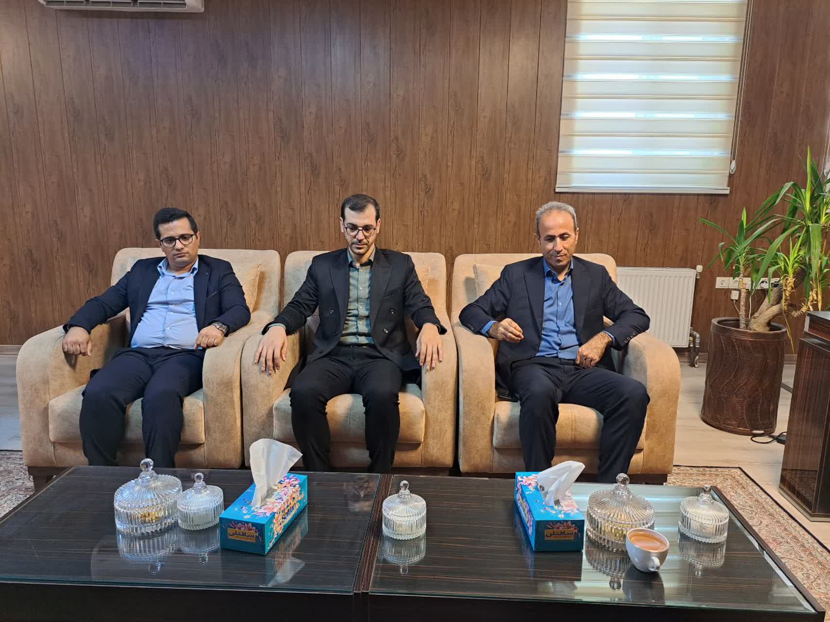 دیدار مدیر آموزش و پرورش پلدشت با فرماندارشهرستان به مناسبت گرامیداشت هفته دولت