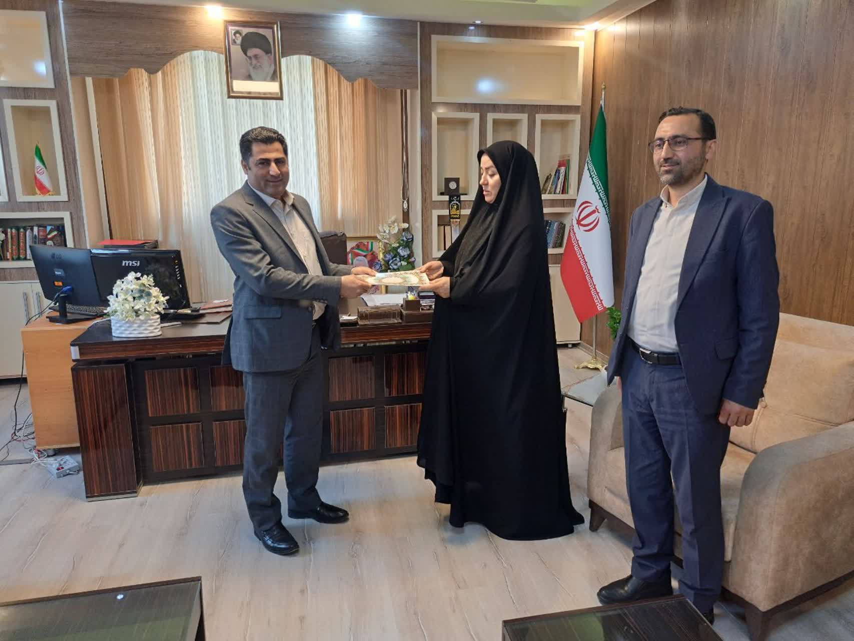 فرماندار شهرستان پلدشت از فرزندان شاهد شاغل در فرمانداری تجلیل بعمل آورد