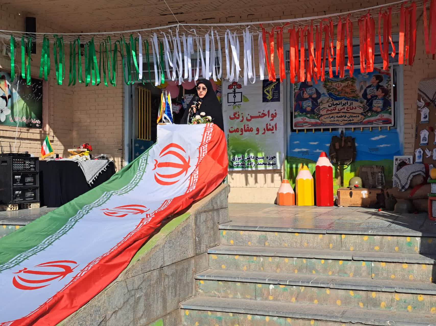نواختن زنگ مهر و مقاومت در مدارس پلدشت؛ پیوند شکوه دانش و عظمت دفاع مقدس