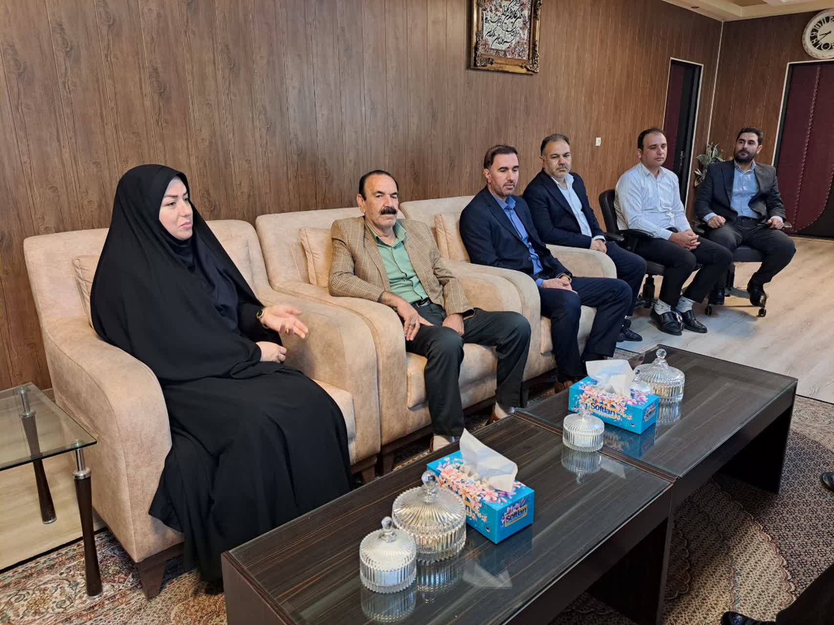 دیدار کارکنان فرمانداری پلدشت با فرماندار شهرستان