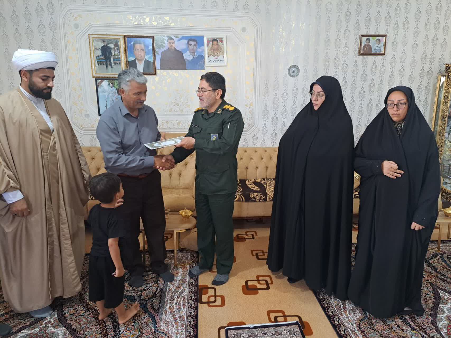 تجلیل مسئولان پلدشت از ایثارگری خانواده شهید والامقام «فردین قوردوئی میلان» در هفته دفاع مقدس