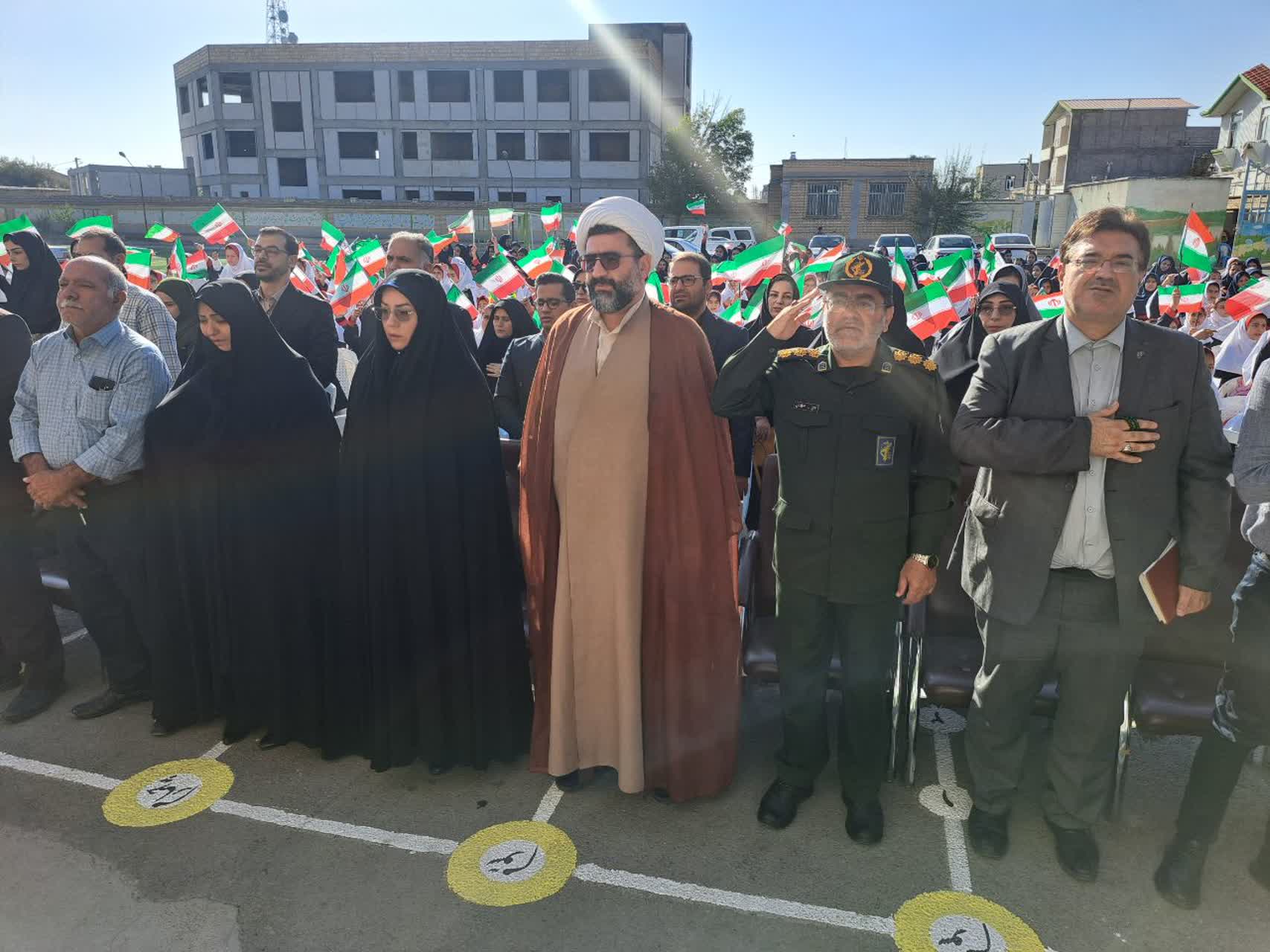 نواختن زنگ مهر و مقاومت در مدارس پلدشت؛ پیوند شکوه دانش و عظمت دفاع مقدس