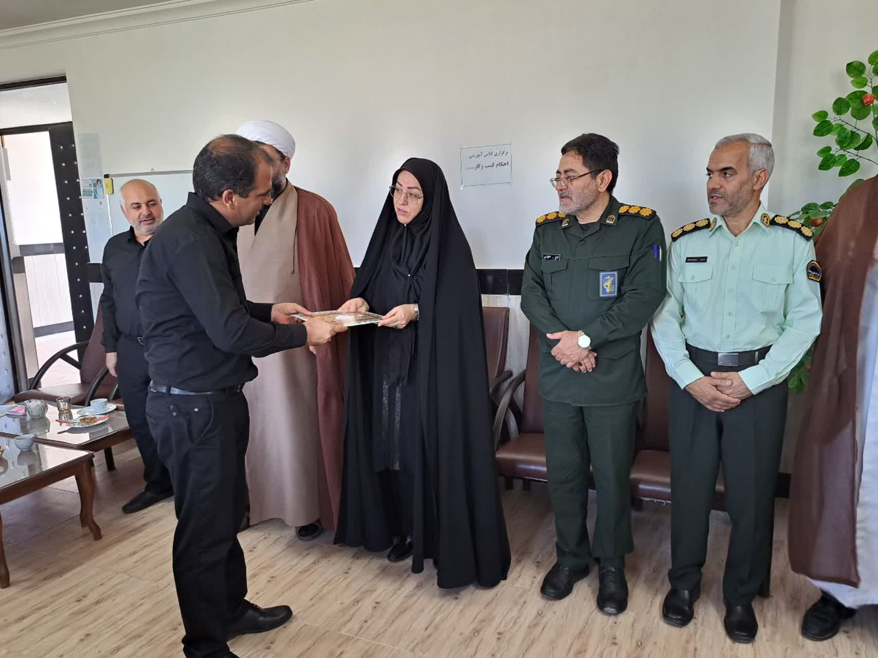 تجلیل فرماندار از نقش اصناف در تأمین امنیت غذایی و آرامش بازار در دوران جنگ