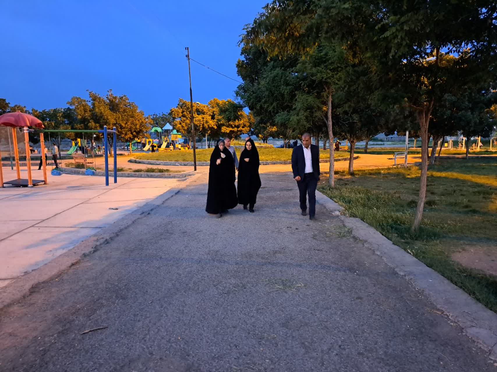باید توجه ویژهای به زیباسازی فضای شهری، ساماندهی سرویسهای بهداشتی و تجهیز پارکها برای رفاه شهروندان شود