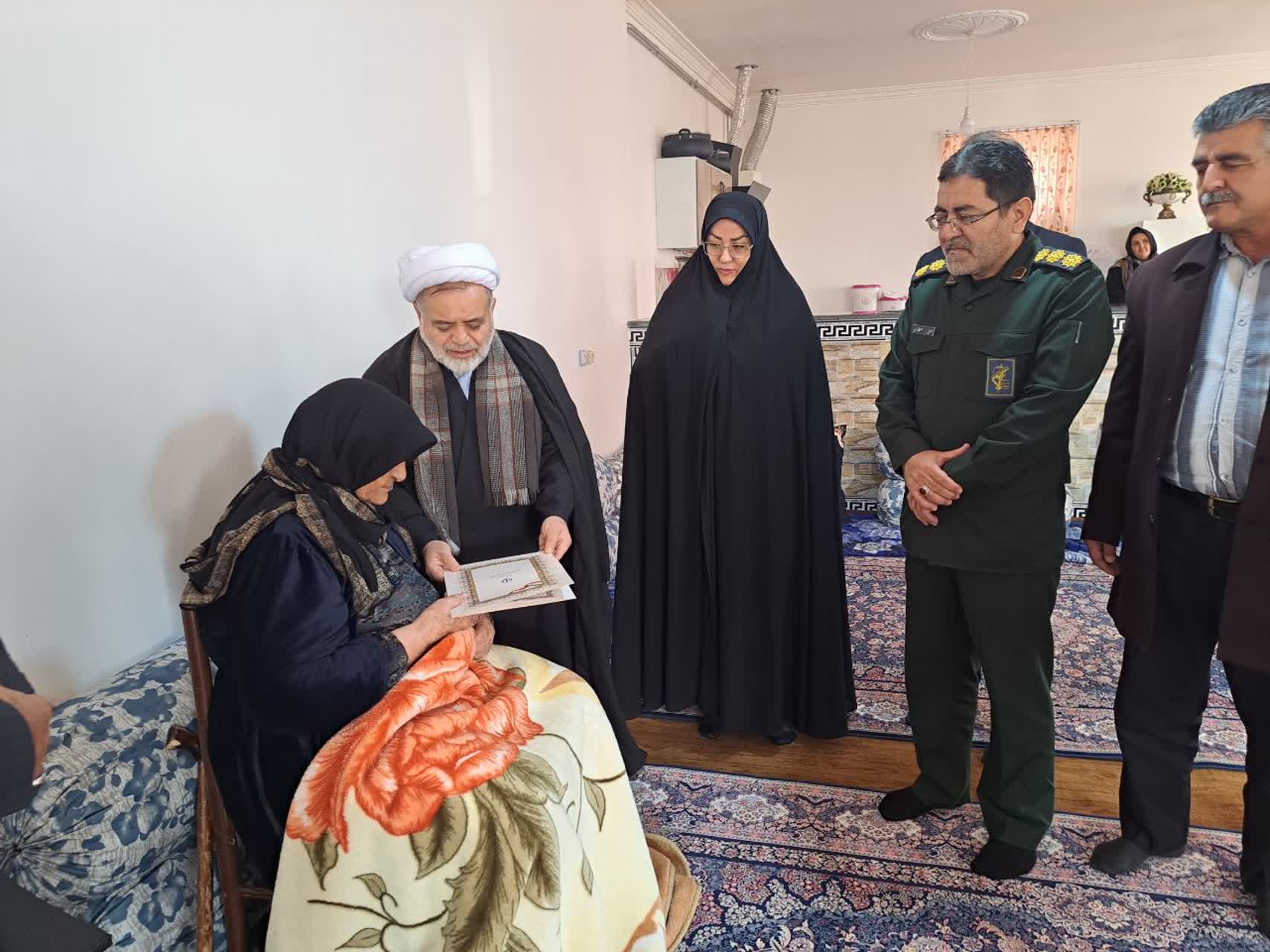 دیدار مسئولان استانی و شهرستانی با خانواده معزز شهید اسماعیل مروئی میلان