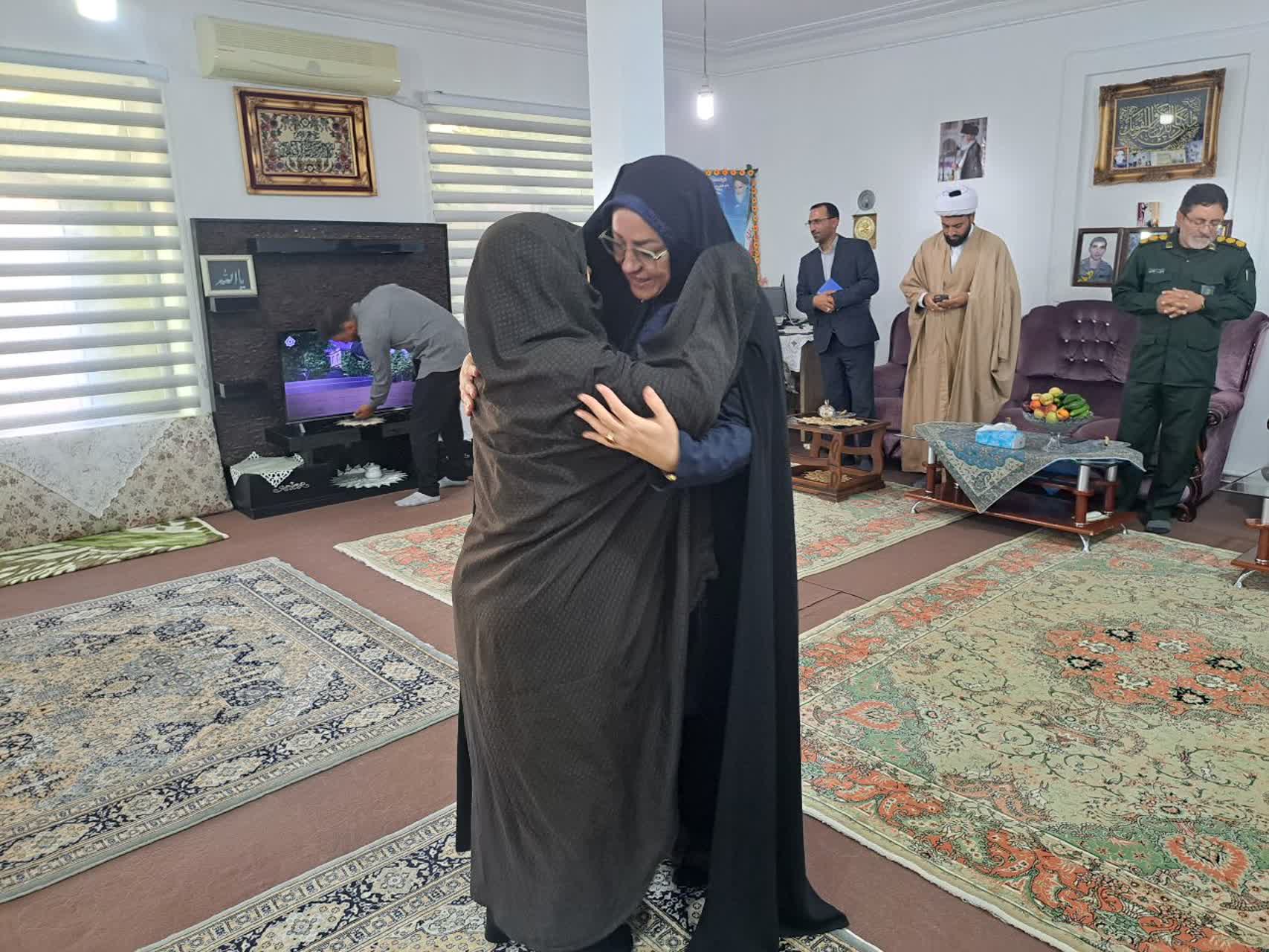 فرماندار پلدشت در دیدار با مادر شهید رامین مسن: شهدا الگوی بی‌بدیل عزت و اقتدار نظام هستند