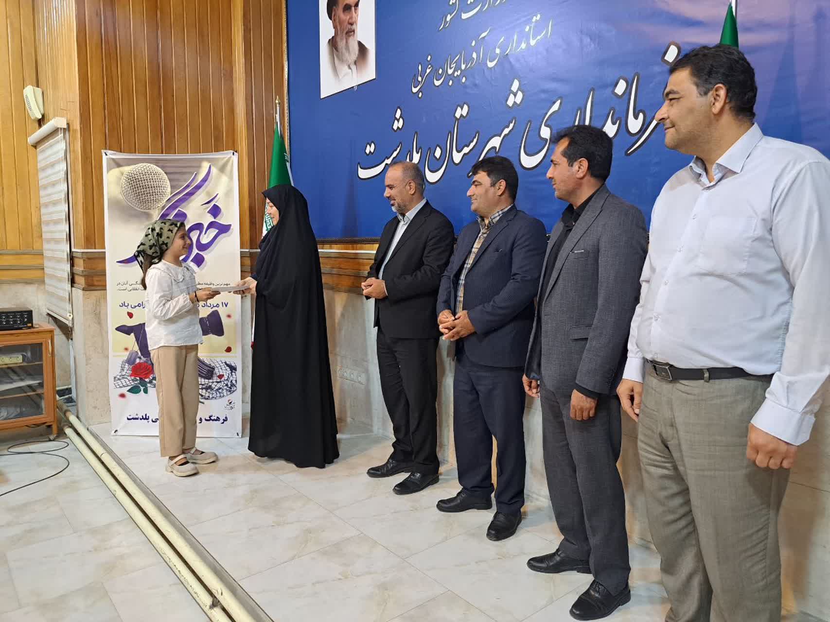 نشست صمیمی فرماندار پلدشت با خبرنگاران و فعالان رسانه ای به مناسبت روز خبرنگار