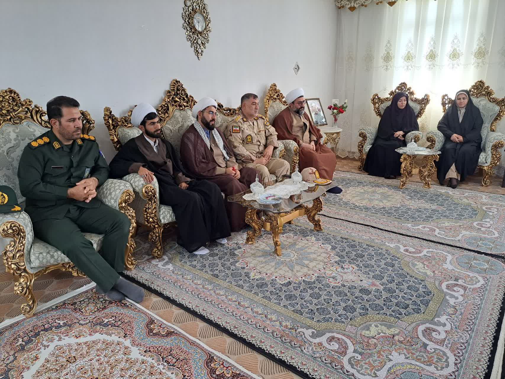 تجلیل فرماندار پلدشت از خانواده شهید والامقام مهدی حسینزاده در هفته فراجا