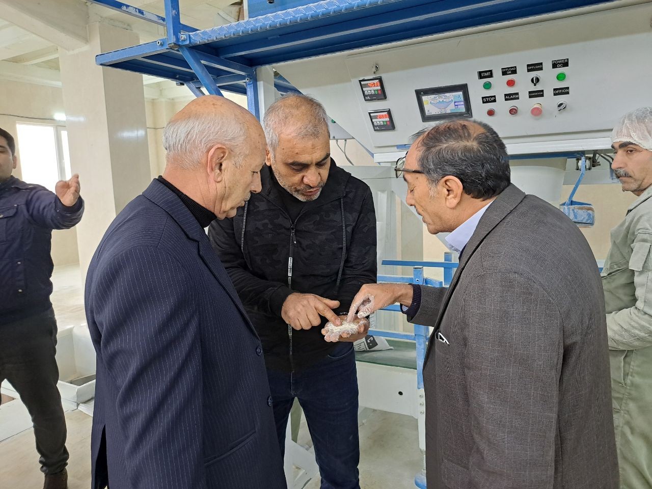بازدید فرماندار پلدشت از کارخانه آرد سازی تعاونی 13