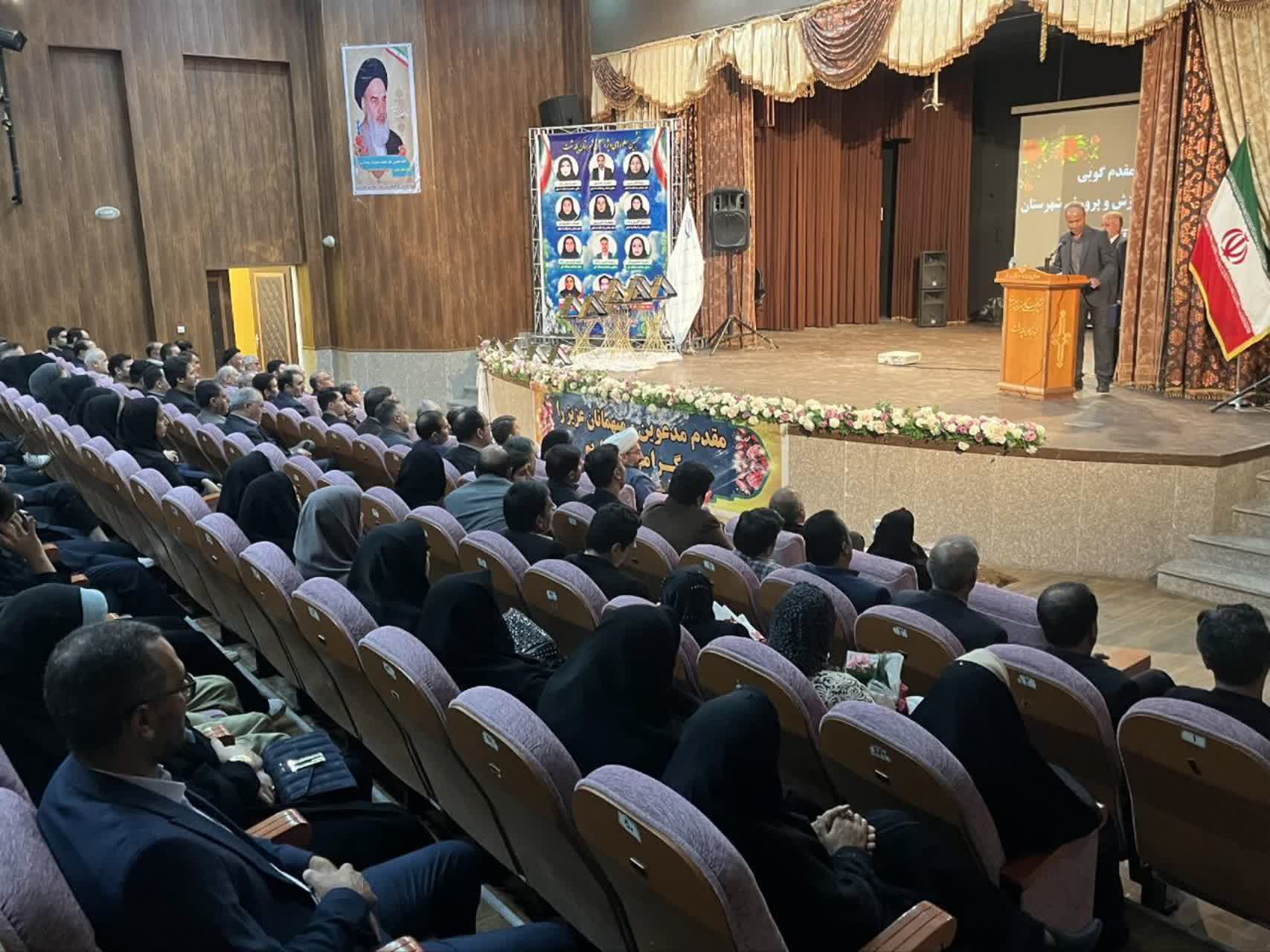 نقش معلم تنها در انتقال دانش خلاصه نمیشود، بلکه آنان معماران شخصیت و اخلاق نسل آیندهاند