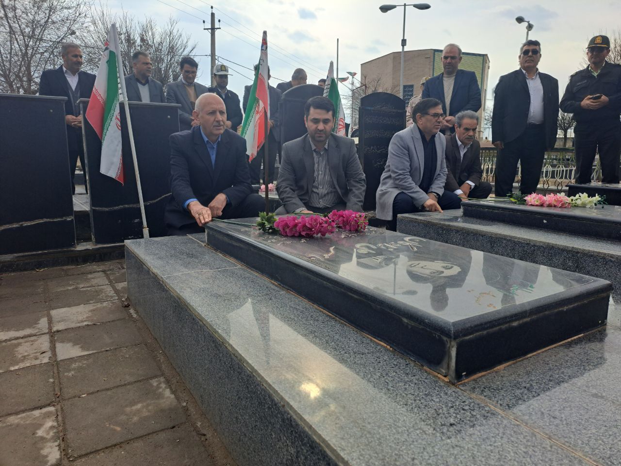 غبارروبی و عطرافشانی مزار شهدای شهر پلدشت برگزار شد