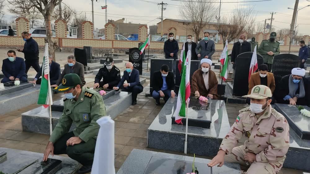 غبارروبی و گل افشانی گلزار شهدای پلدشت( میهمانی لاله ها)