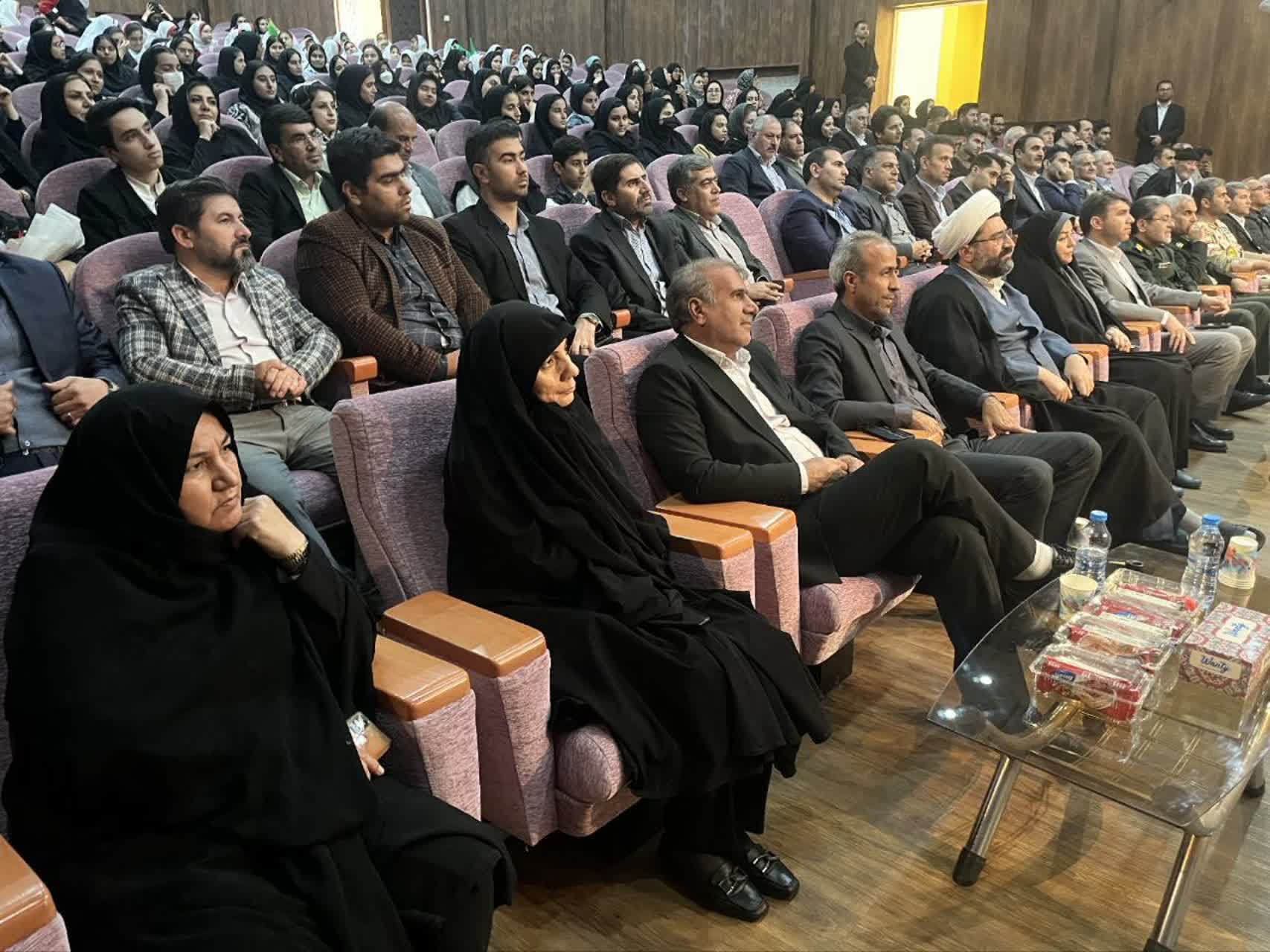 نقش معلم تنها در انتقال دانش خلاصه نمیشود، بلکه آنان معماران شخصیت و اخلاق نسل آیندهاند