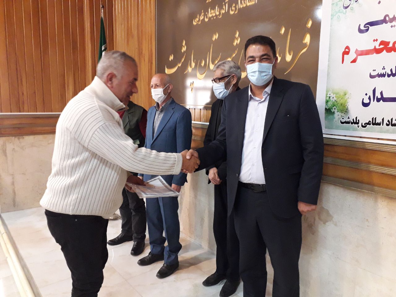 دیدار صمیمی هنرمندان و شاعران شهرستان با فرماندار پلدشت