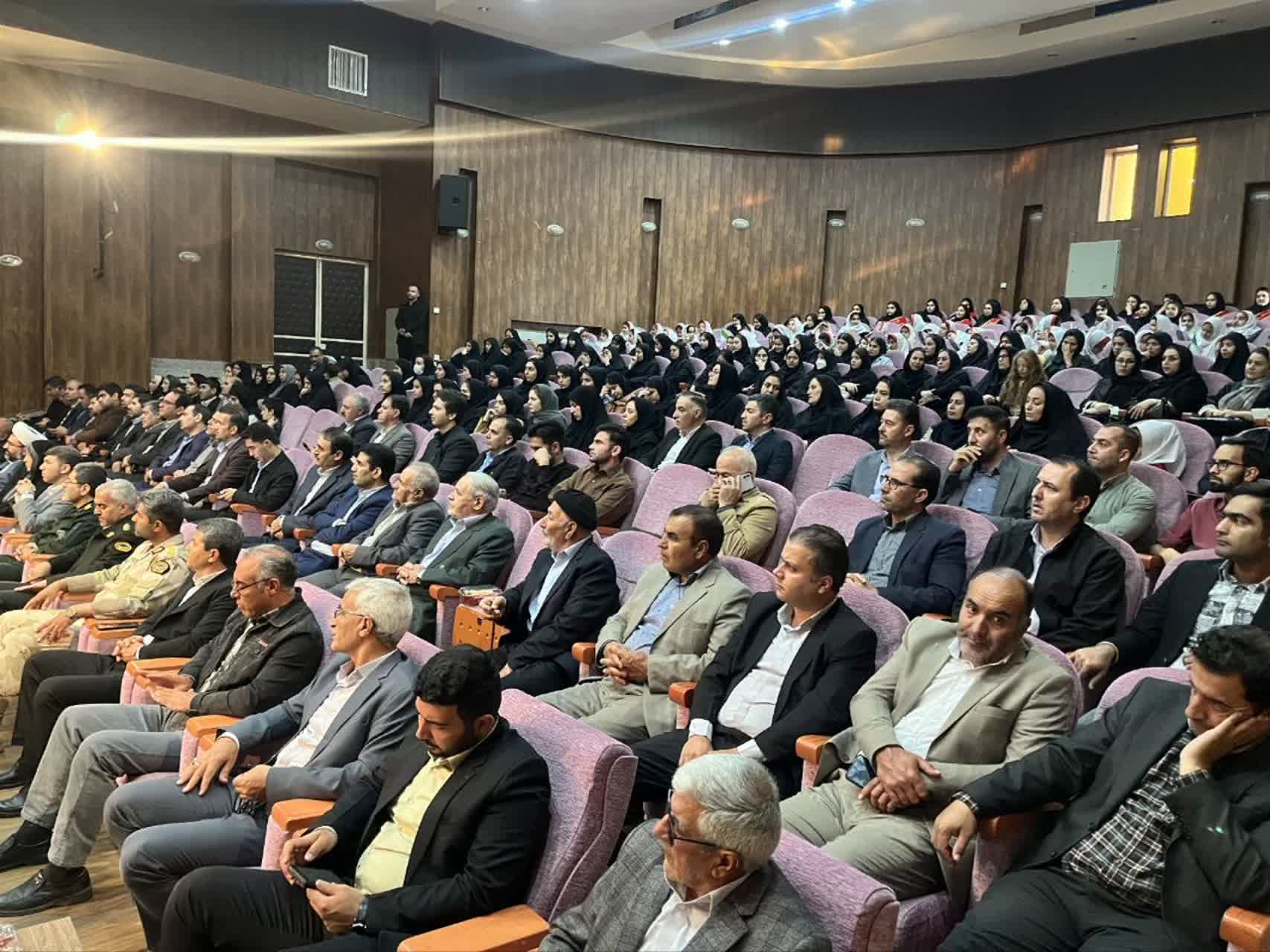 نقش معلم تنها در انتقال دانش خلاصه نمیشود، بلکه آنان معماران شخصیت و اخلاق نسل آیندهاند