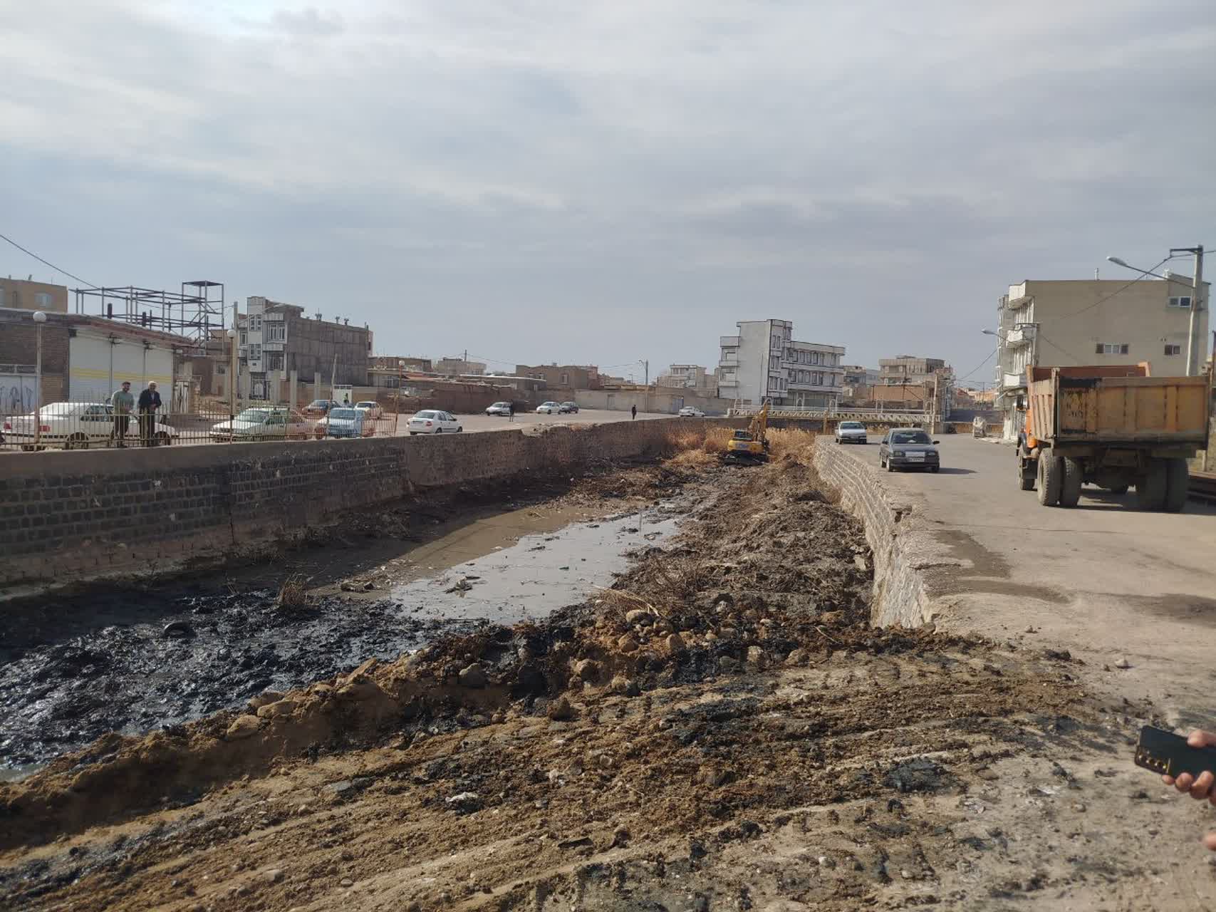بازدید فرماندار شهرستان از روند لایروبی رودخانه زنگمار در پلدشت