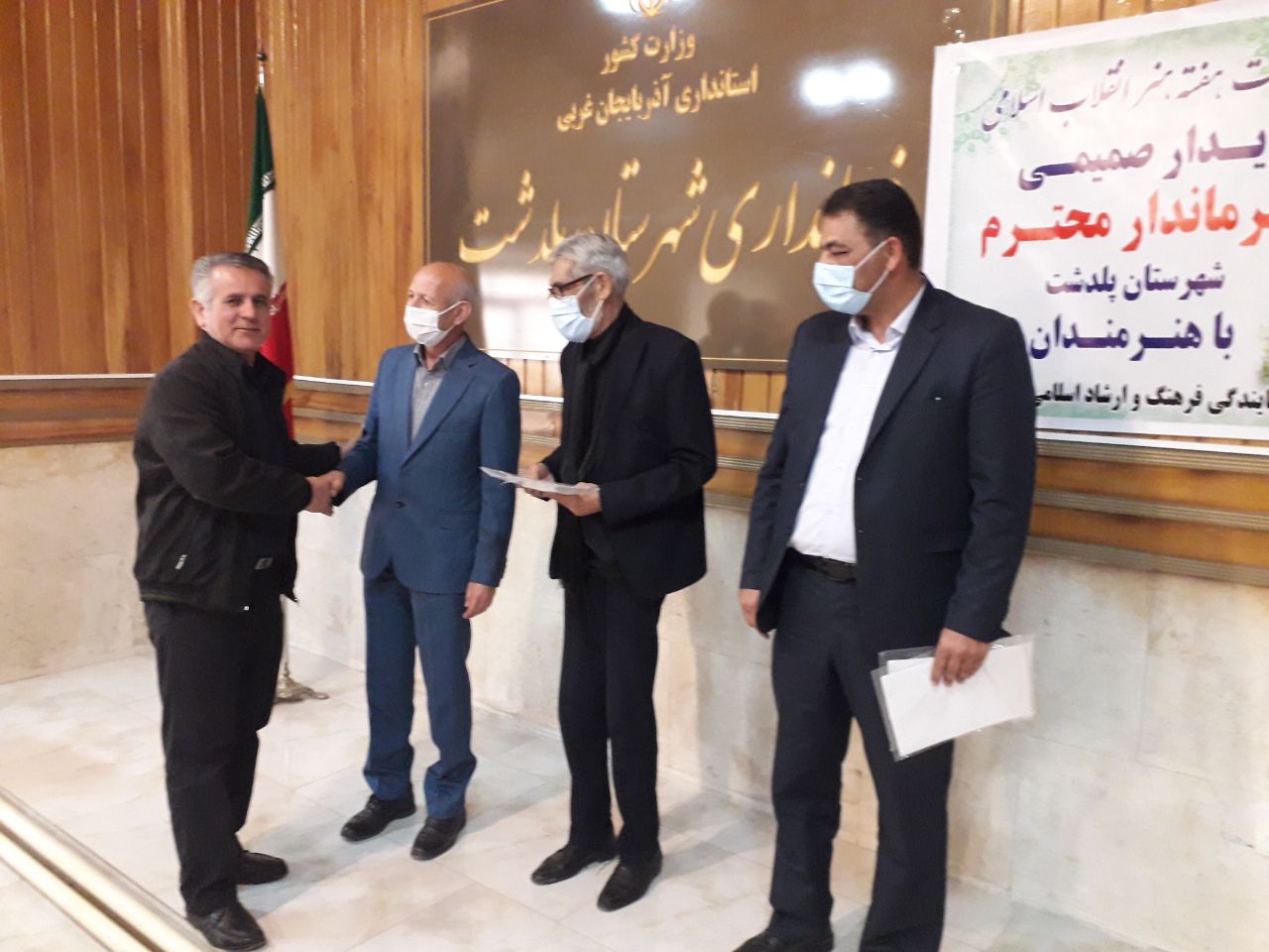 دیدار صمیمی هنرمندان و شاعران شهرستان با فرماندار پلدشت