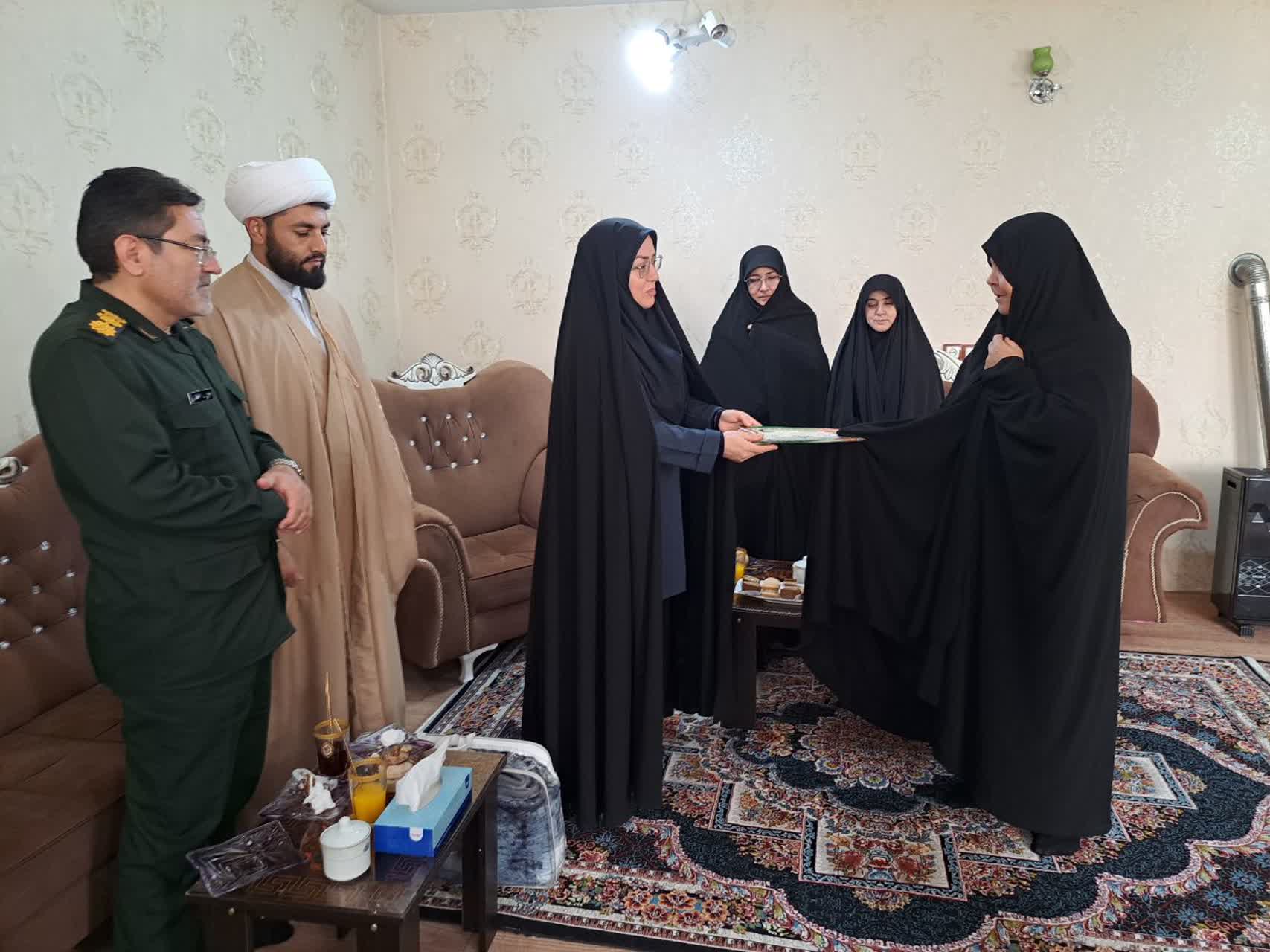 تجلیل فرماندار و فرمانده سپاه پلدشت از خانواده فرماندهان و پیشکسوتان بسیج