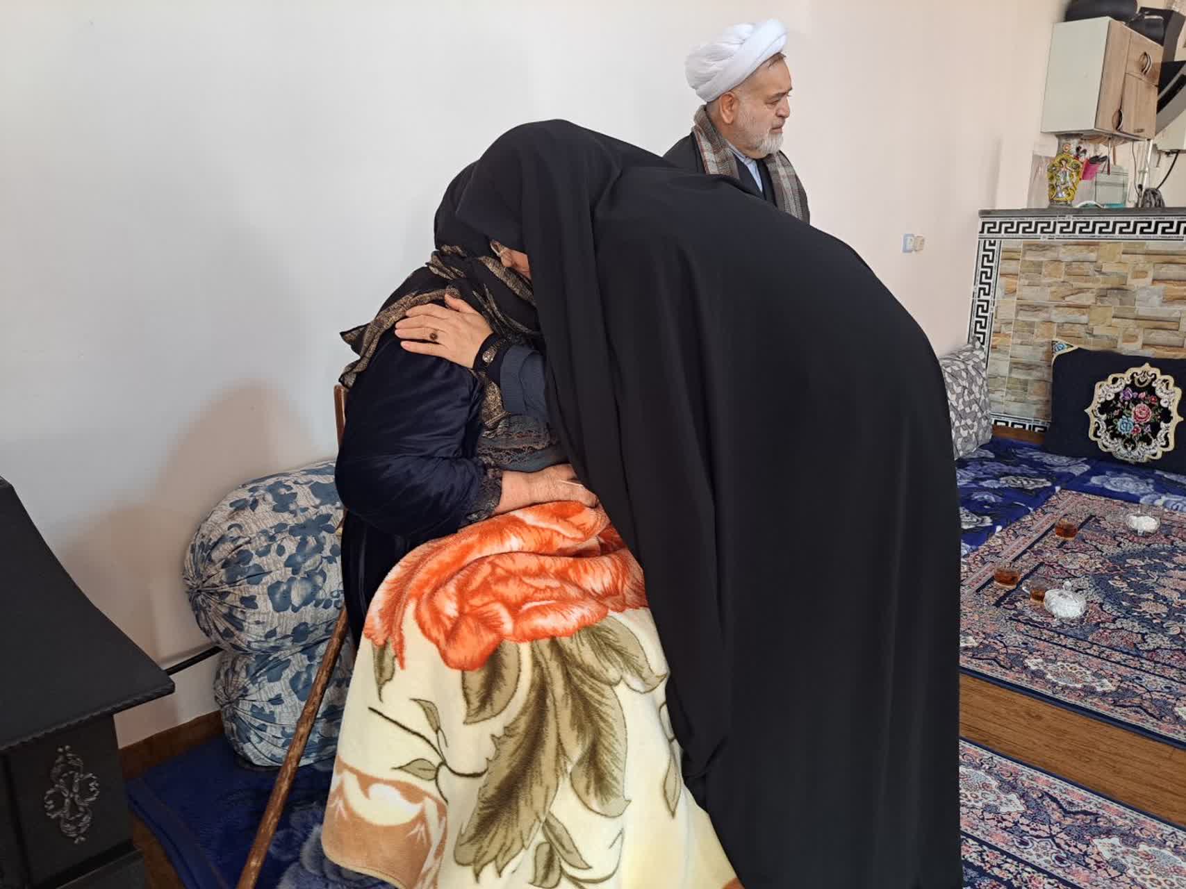 دیدار مسئولان استانی و شهرستانی با خانواده معزز شهید اسماعیل مروئی میلان