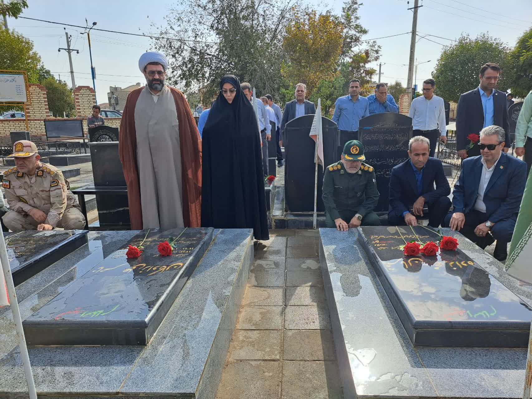 غبارروبی و عطرافشانی مزار شهدای شهرستان پلدشت به مناسبت گرامیداشت هفته دولت