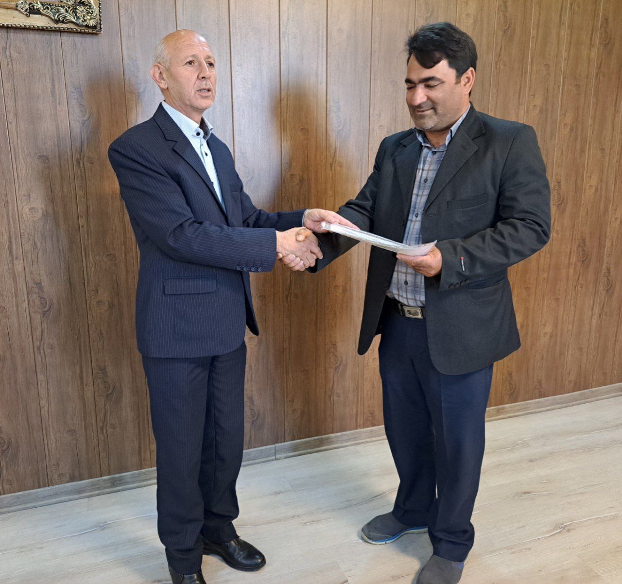 تجلیل از کارمندان دارای سه فرزند فرمانداری شهرستان پلدست