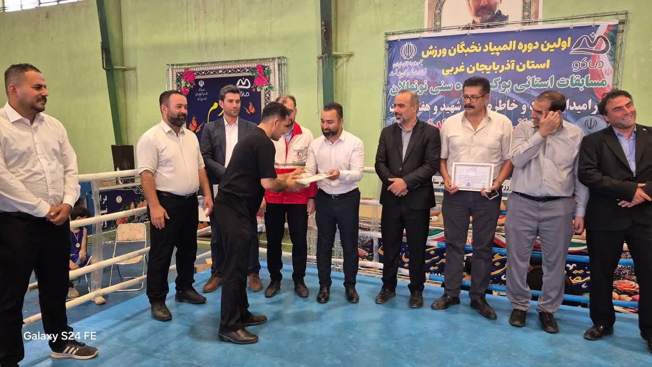 اهدا جوایز برگزیدگان مسابقات استانی بوکس نونهالان آذربایجان غربی در پلدشت
