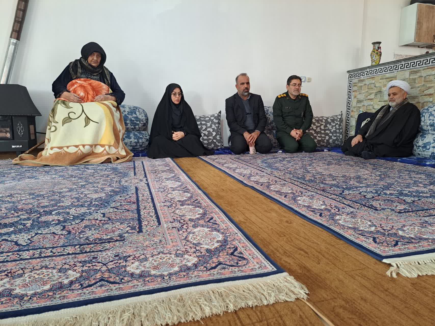 دیدار مسئولان استانی و شهرستانی با خانواده معزز شهید اسماعیل مروئی میلان