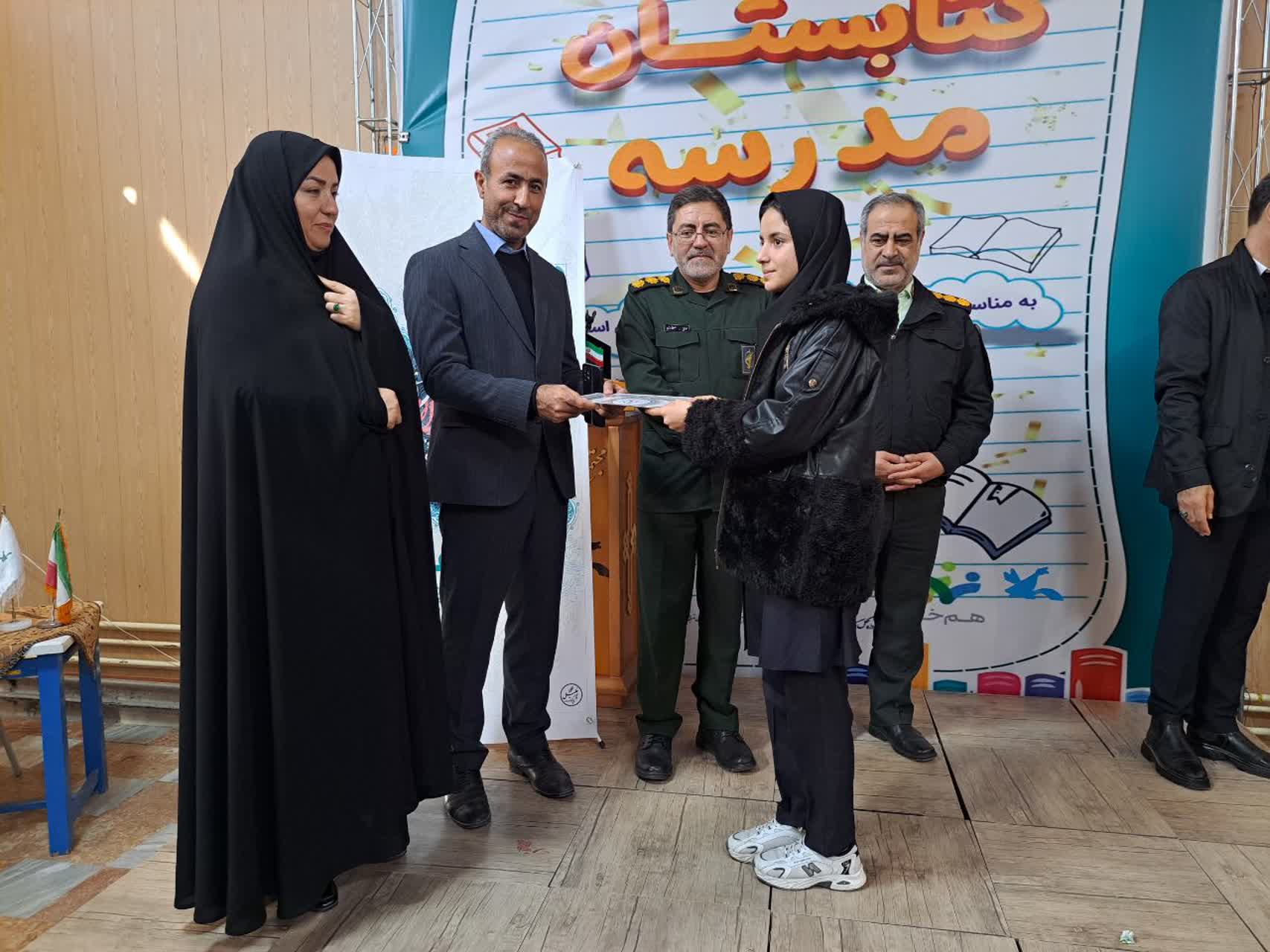 پرداختن به کتاب و قلم از شرافت و جایگاه ویژه‌ای برخوردار است و کسانی که در این مسیر گام برمی‌دارند، دارای جایگاهی ارزشمند در جامعه هستند