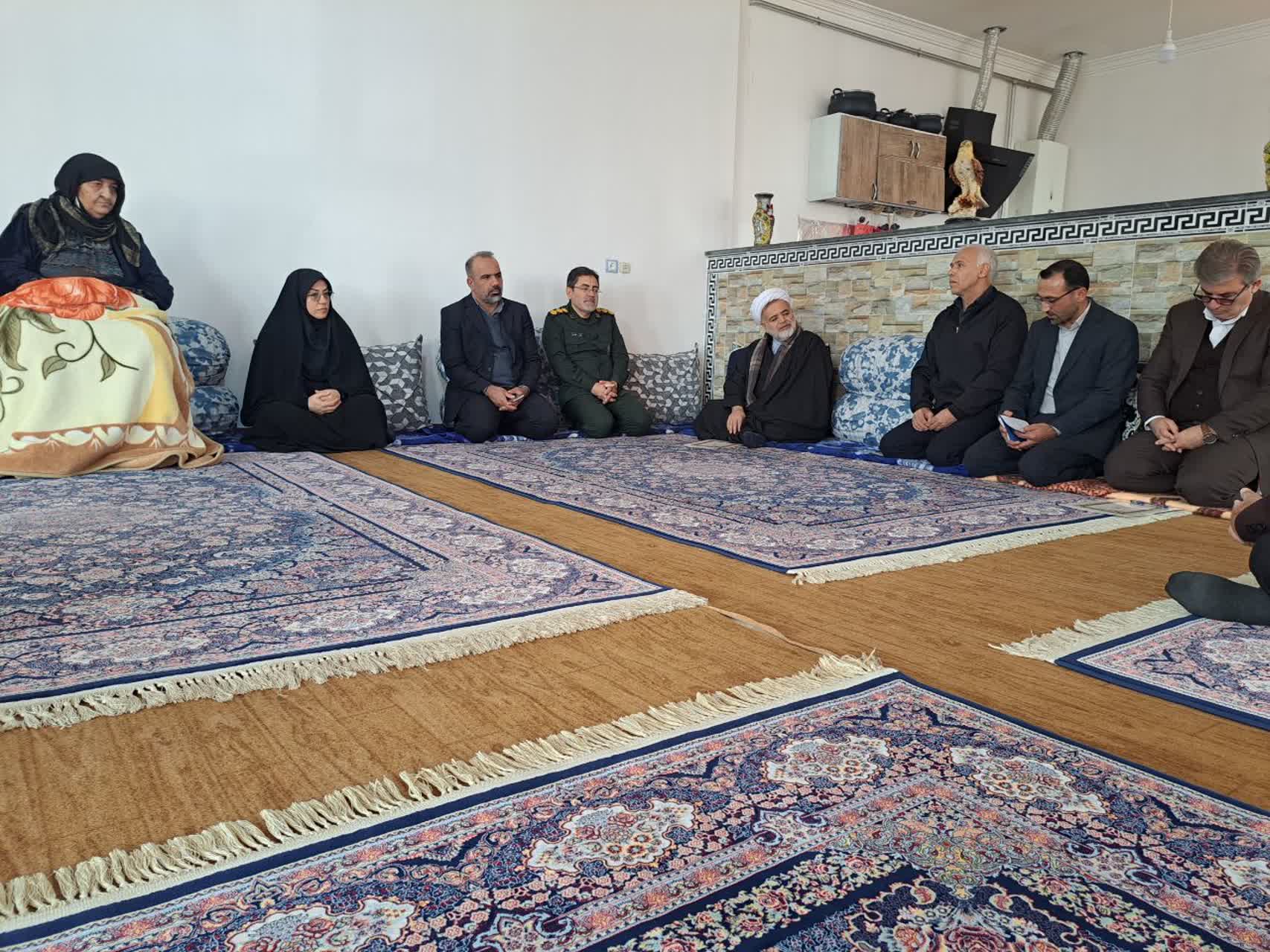 دیدار مسئولان استانی و شهرستانی با خانواده معزز شهید اسماعیل مروئی میلان