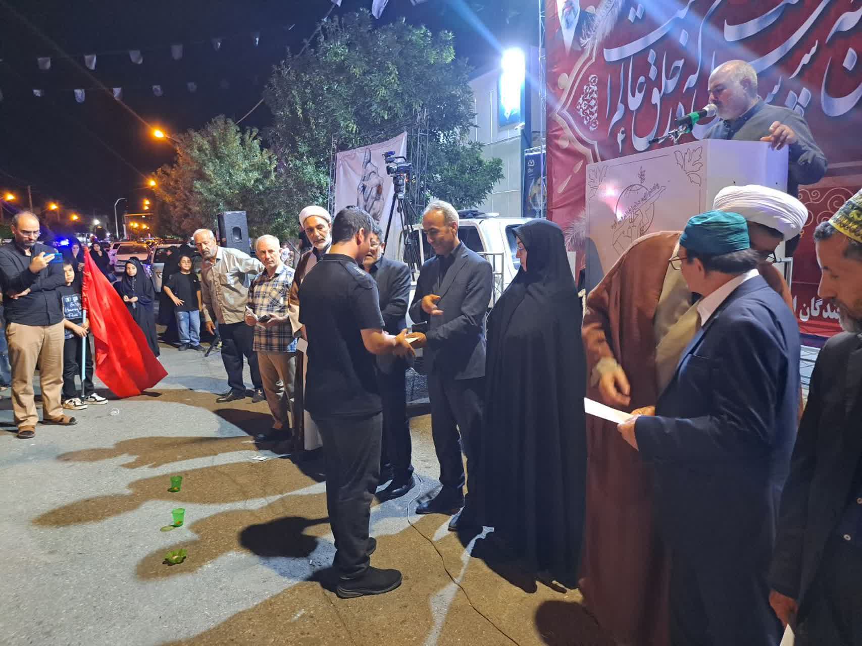 مراسم شام غریبان رهبر شهید انقلاب در پلدشت برگزار شد / تجلیل از دانشآموزان هنرمند و توزیع غذای گرم