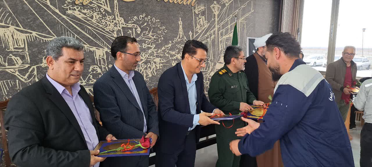 تجلیل از کارگران مجتمع خدماتی رفاهی ساوالان بمناسبت روز کار و کارگر