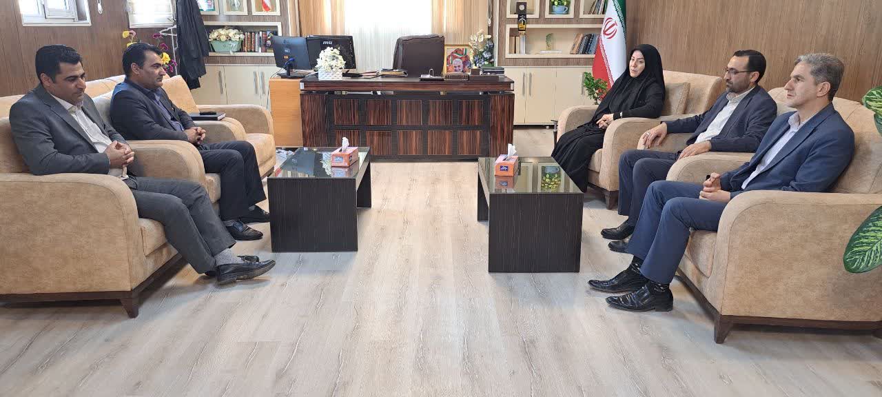 فرماندار شهرستان پلدشت از فرزندان شاهد شاغل در فرمانداری تجلیل بعمل آورد
